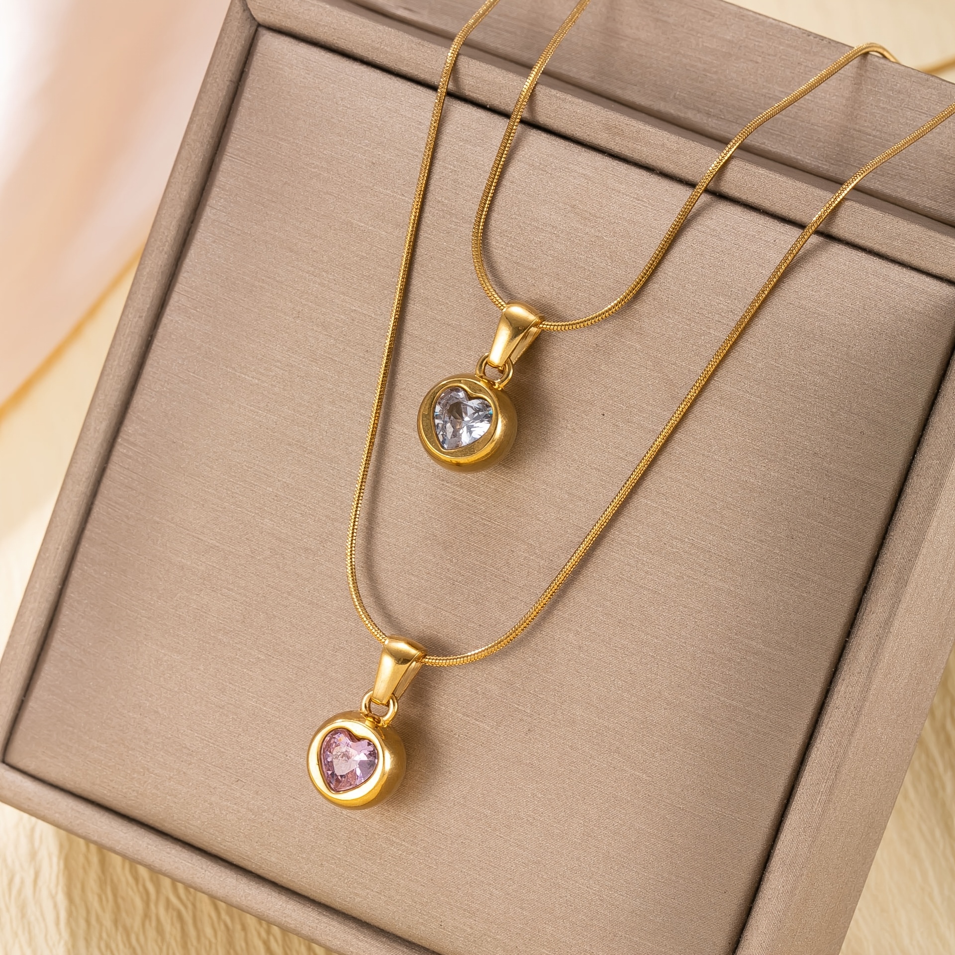 TEMU 2 Ensembles de bijoux collier en acier inoxydable tendance, incrustés de synthétique, plaqués avec un collier pendentif de cœur