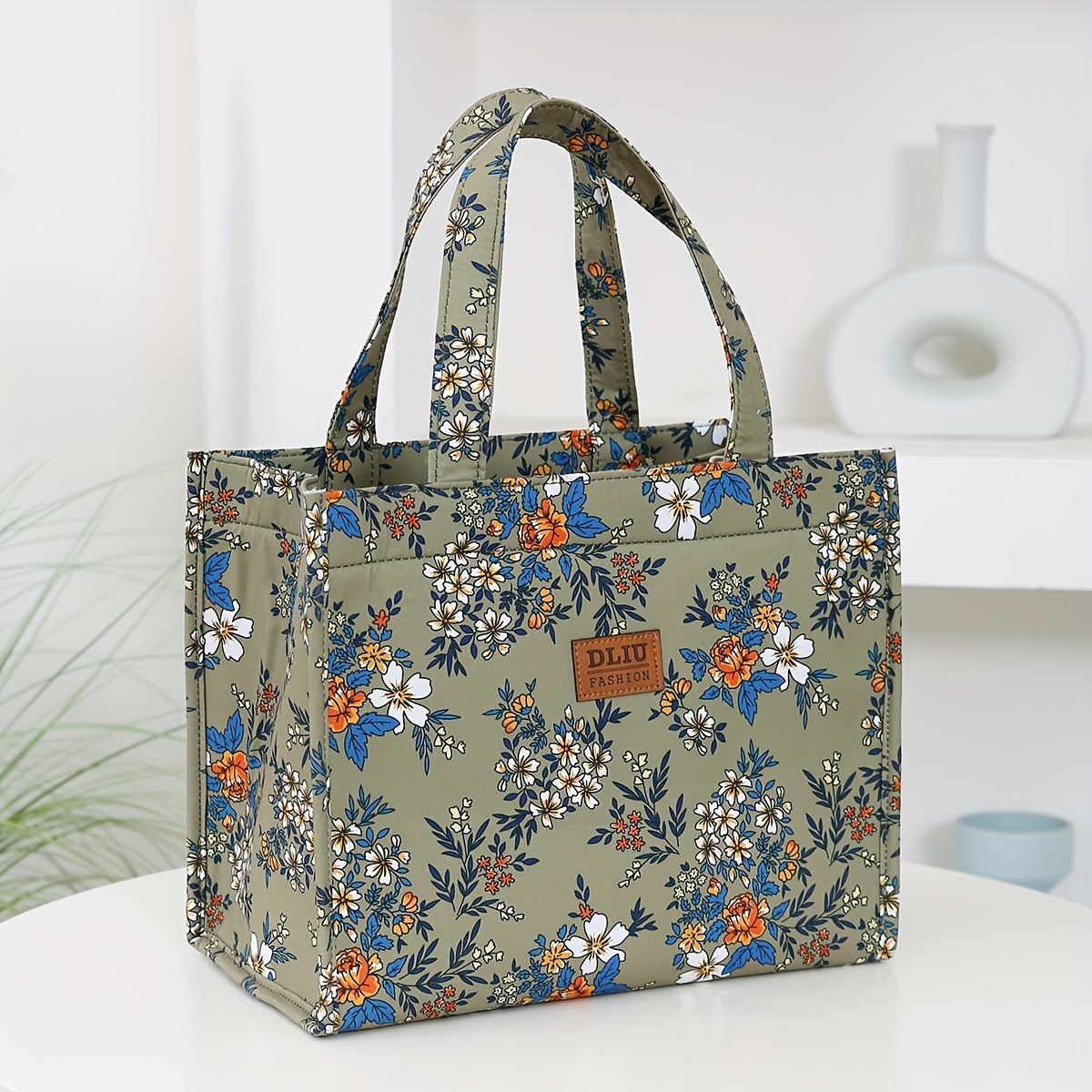 

Vintage-style Nylon Lunch Box With Flower Print, Lightweight And Insulated, Zipper Closure, Perfect For Work Or Commute