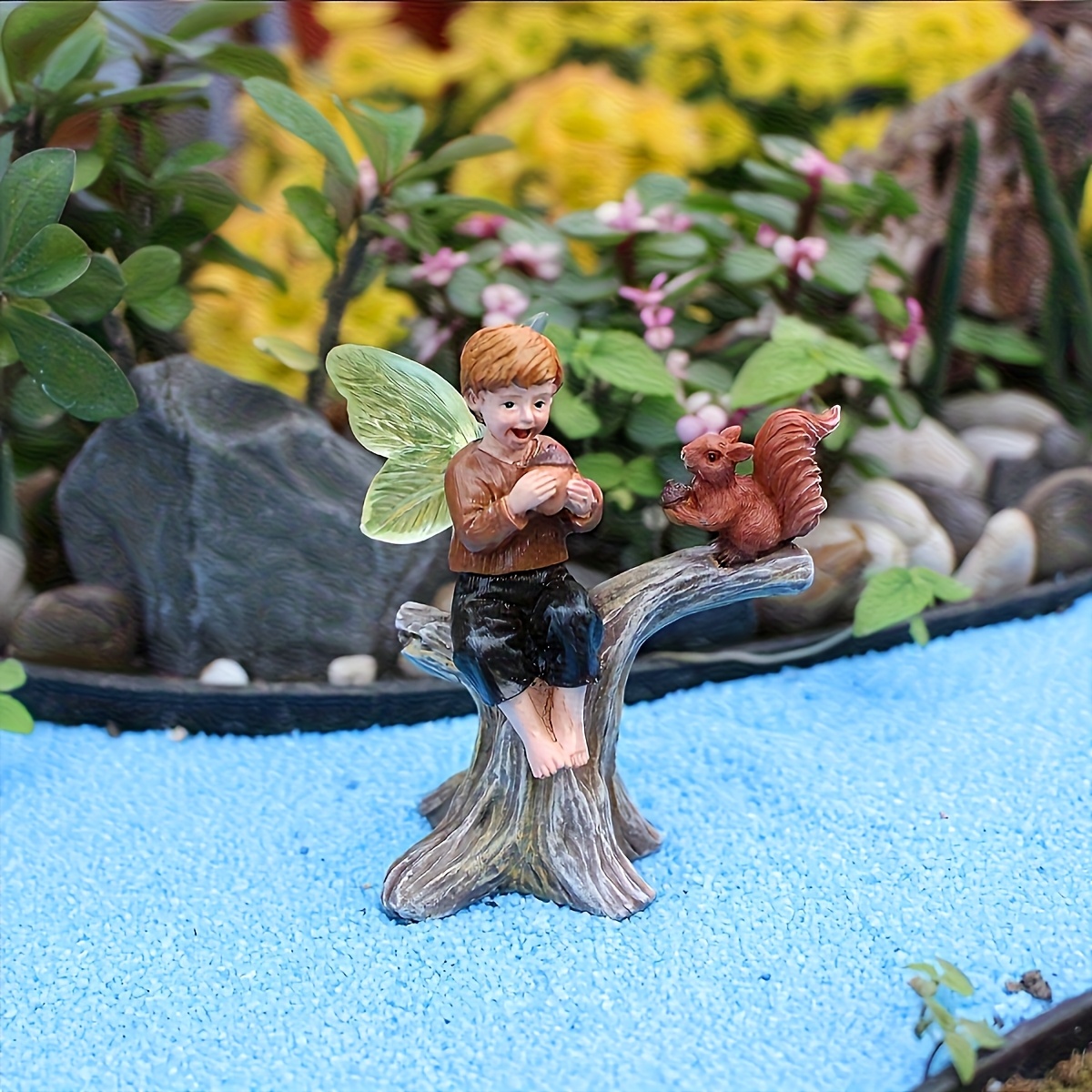 E-shop 1 Stück Diese Harz-Elfen-Eichhörnchen-Figur, mit exquisiten Details gefertigt, zeigt einen lebhaften Elf, der mit einem niedlichen Eichhörnchen