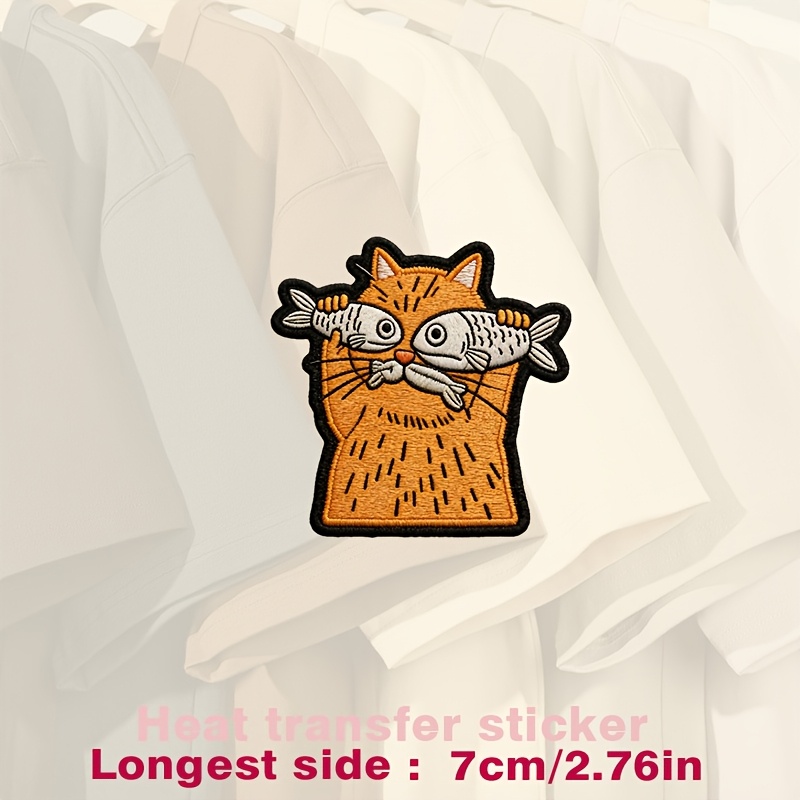 E-shop Eine lebendige Katze mit zwei Fischen, mit orangefarbenem Fell mit schwarzen Streifen, einem weißen Fisch und schwarzen Akzenten.