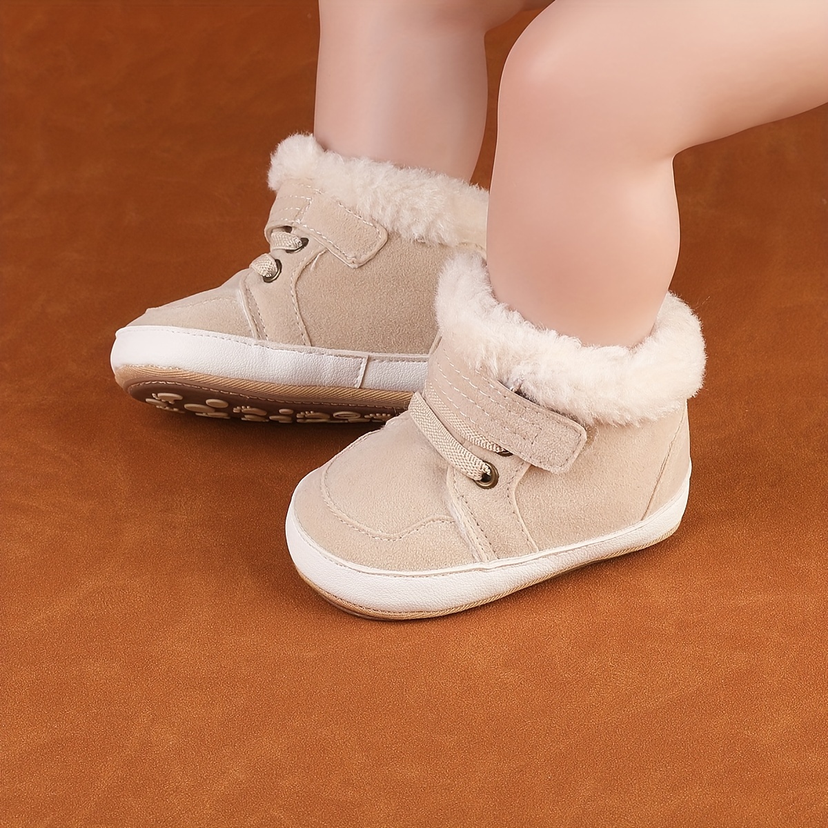 Een paar dikke, met fleece gevoerde laarzen voor jongens en meisjes