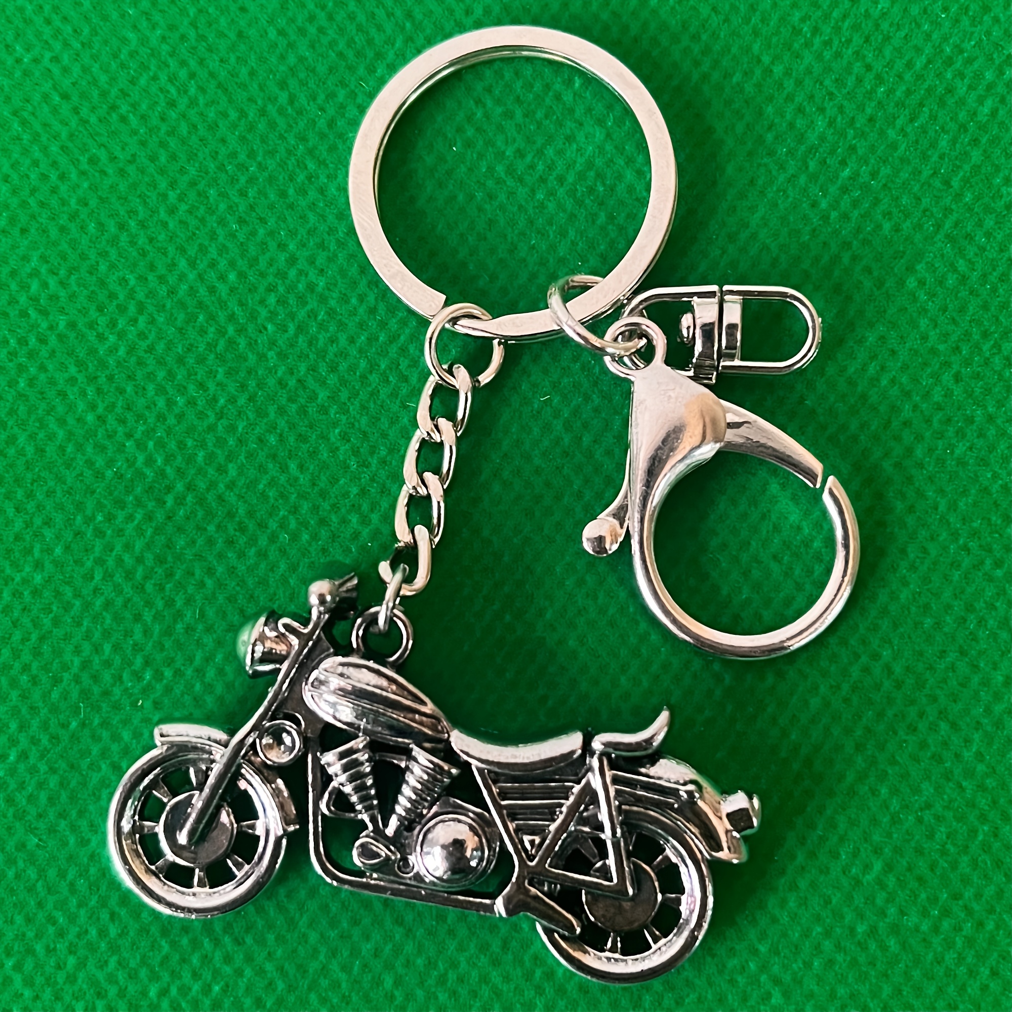 TEMU 【製品タイトル】バックパックに飾れる、美しく作られたバイクのキーホルダーペンダント。サイクリング愛好家のための普段使いのアクセサリーとして最適。男性への心のこもったホリデーギフトに、サイクリングファン向けの個性的なギフトとしても。