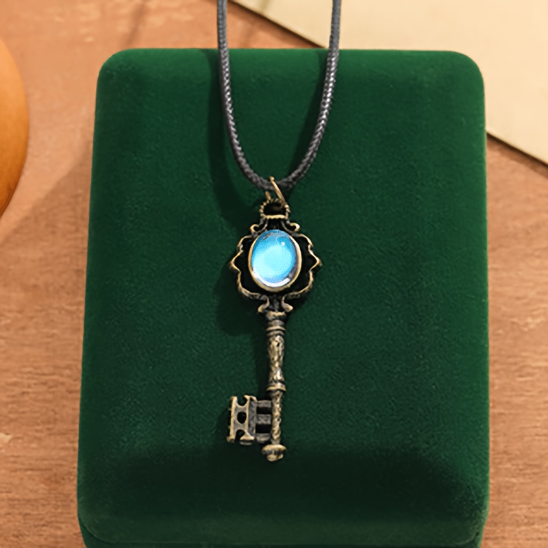 Image of Retro Key Bohemian Pattern Carved Synthetic Zirconia Inlaid Women's Pendant Necklace Easy Women's Jewelry Additions Party Banquet Wear Fashion Jewelry