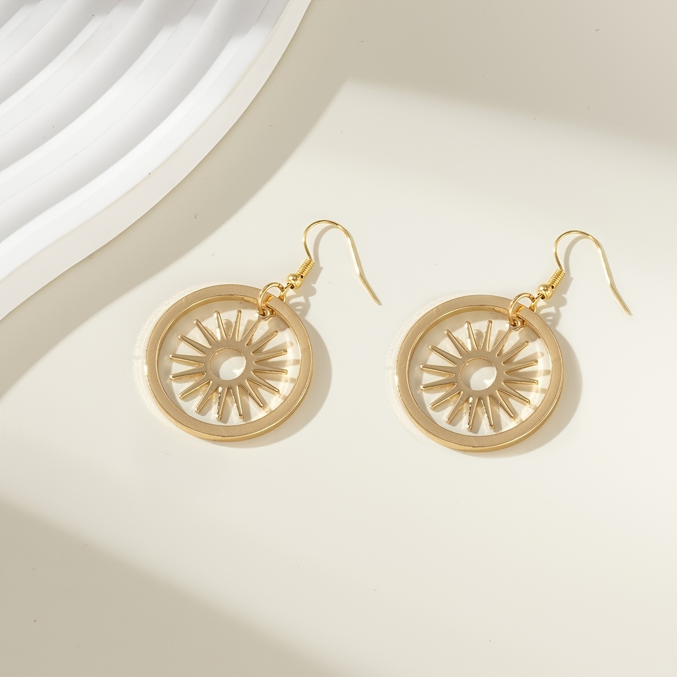 TEMU 1 Pair Of Women's Autumn/winter Earrings With Sun Totem Circular Cut-out Pendant Design, Suitable For Daily Wear And Parties, Ideal Gift For