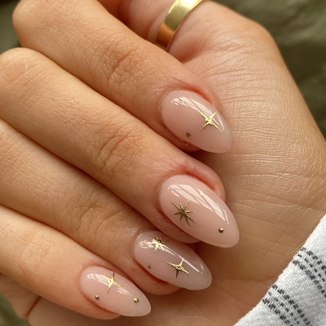 Set Of 24 Starry Press-on Nails Featuring A Easy Design In A Short Almond Shape. This Manicure Kit With 1 Sheet Of Adhesive Tabs And A Mini File, Ideal For Daily Use