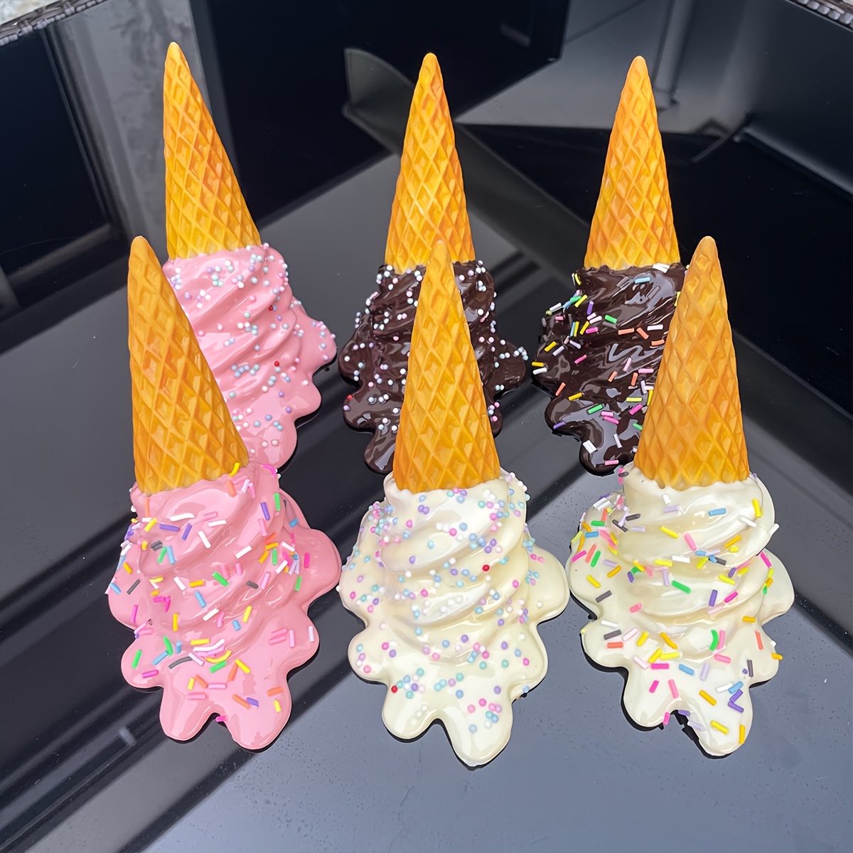 溶けるアイスクリームの彫刻 室内装飾に適した レーション ガーデンの