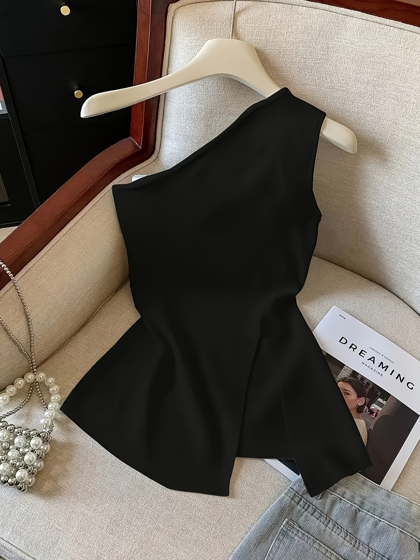 imagem do item blusa elegante para   a dia, com modelagem   e ajustada, cor  , decote assimétrico e  