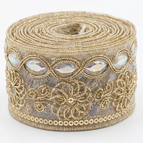 imagem do item bordada vintage com e aplicações de strass iridescentes, apresentando uma base de rede com bordados tridimensionais, adequada para de roupa, bainhas de , decorações de acessórios de cabeça, têxteis para casa, cortinas, almofadas