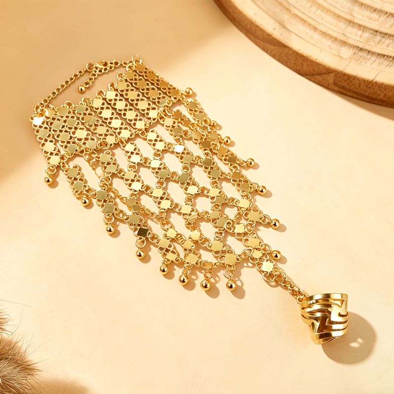 E-shop Ein stilvolles, orientalisch inspiriertes, handgefertigtes Metall-Handschmuck-Armband mit Perlen und Quasten, für Partys und festliche Anlässe,