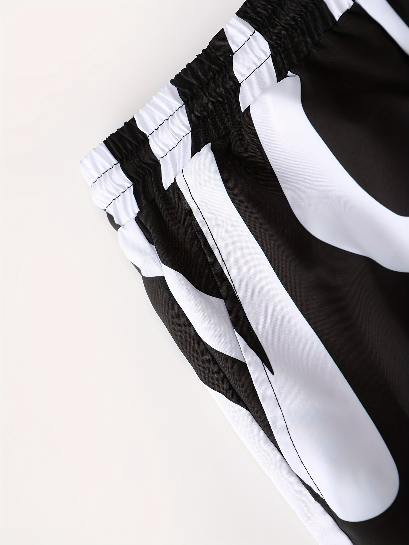 Men'S Casual Short-Sleeve Shirt And Shorts Set with Irregular Striped Print in Contrasting Colors