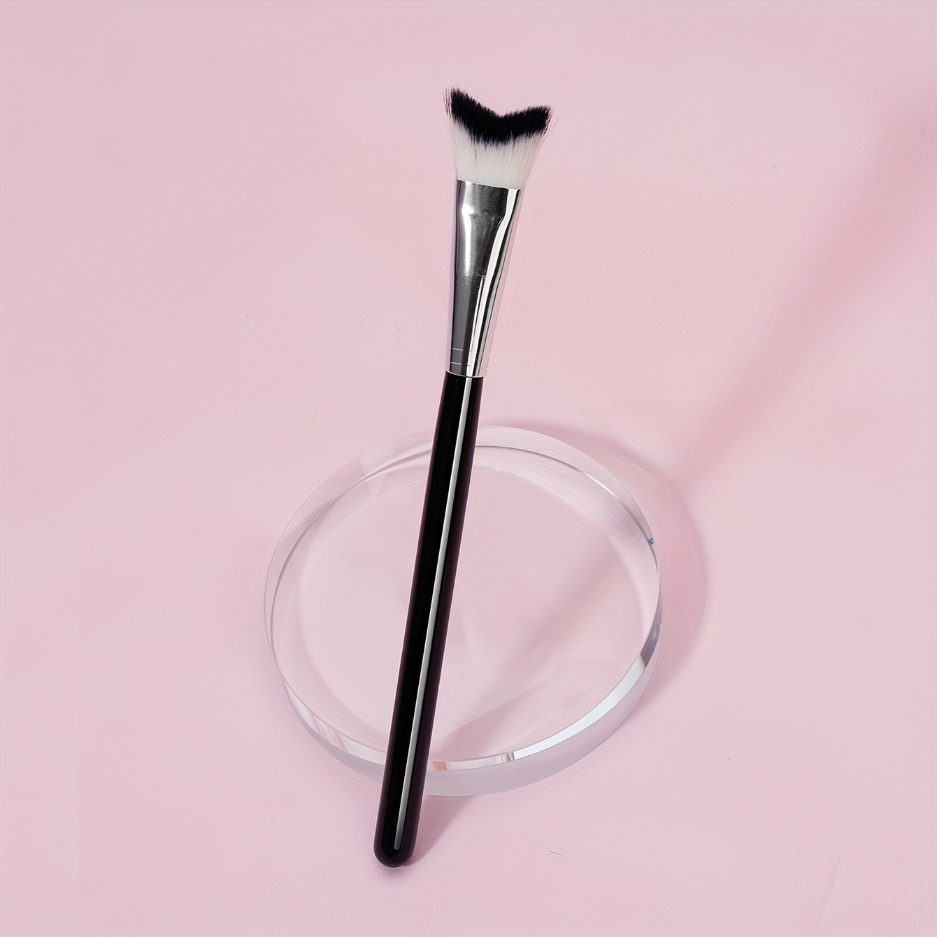 

V-shaped Nose Contour Brush, Soft Bristles, Thickened Aluminum Tube, Wooden Handle, Highlighting And Shadow Makeup Brush, Angled For Precision Application