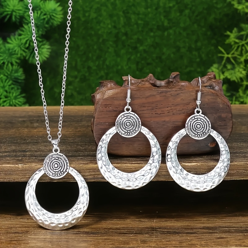 E-shop Set mit 3 ethnischen Vintage-Damenmode-Schmuckstücken: Glänzende Zinklegierung, große runde geometrische Hängeohrringe, europäische trendige