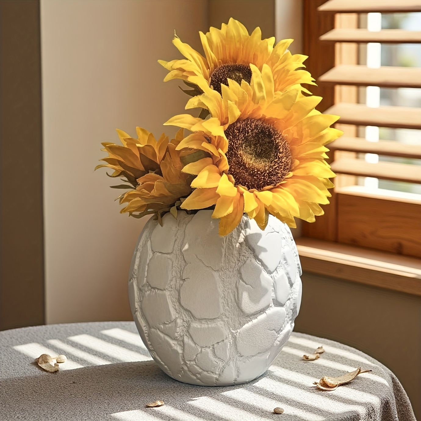 A Stylishly Designed Ceramic Planter, a Planter Without Drainage Holes, a Hydroponic Planter for Green Plants, Handcrafted, White Ceramic Planter, Suitable for Both Indoor and Outdoor Use, Can Also Be Used as a Home Decor Vase, a Sculptural Planter
