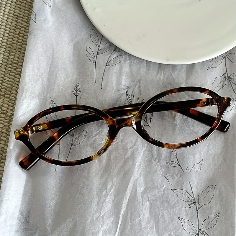 

Vintage-style Glasses In Korean Retro Color With Small Frames, Featuring A Leopard Print Oval Design For A .