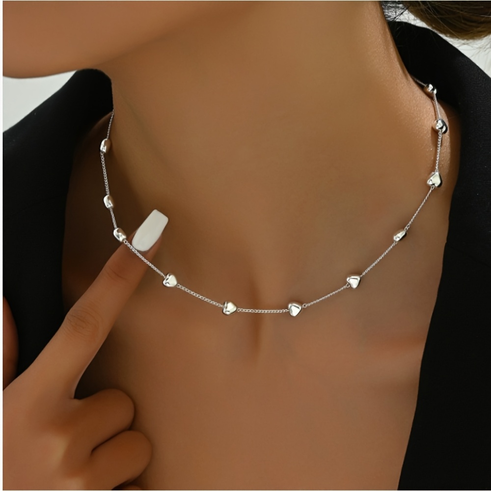 Image of A Sweet And Delicate Heart-shaped Necklace, Featuring A Unique And High-end Stainless Steel Collarbone Chain. Suitable For Wear And Versatile For Daily Outfits