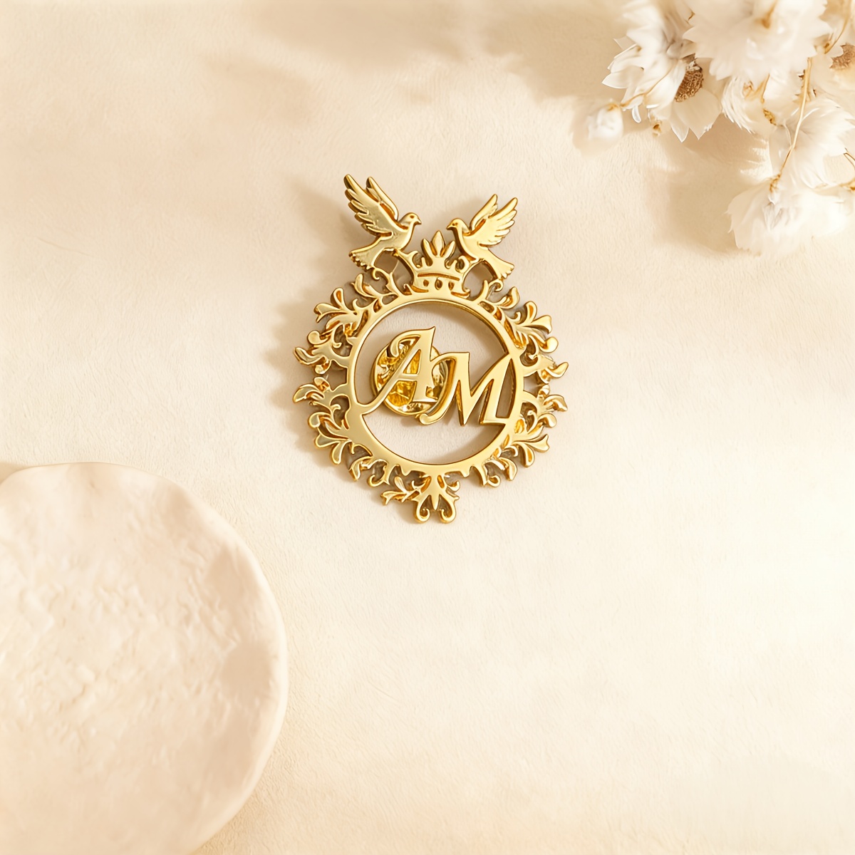 E-shop 1 Stück Personalisierter Edelstahl-Anstecker - Friedenstaube Kronenblume Buchstabenabzeichen | Elegantes Hochzeits-/Party-Accessoire für