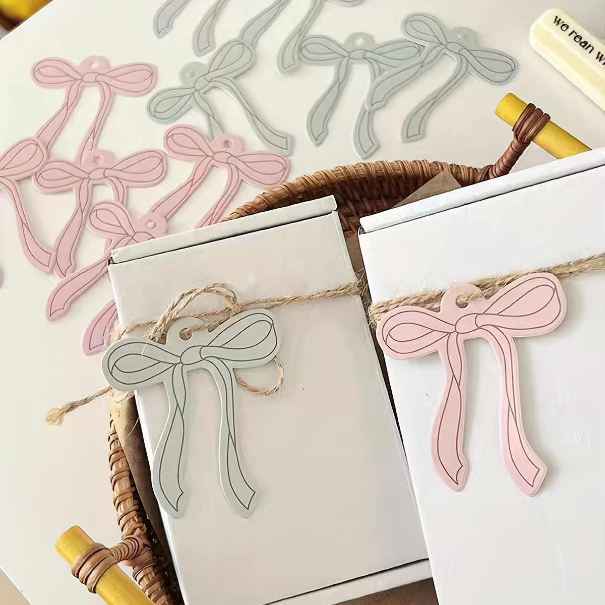 

50 étiquettes cadeaux minimalistes nœud , assorties, étiquettes en à suspendre la décoration de fleurs et de