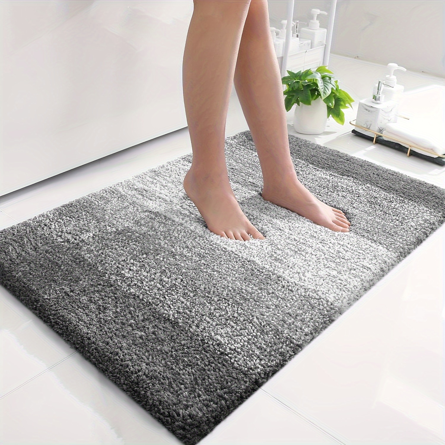 

Tapis de Bain en Microfibre Ultra- à Dégradé de Luxe - , Absorbant, Antidérapant, Lavable en Machine, en Rayures Grises et Noires - Idéal pour la Douche, et le Sol, avec Support TPR