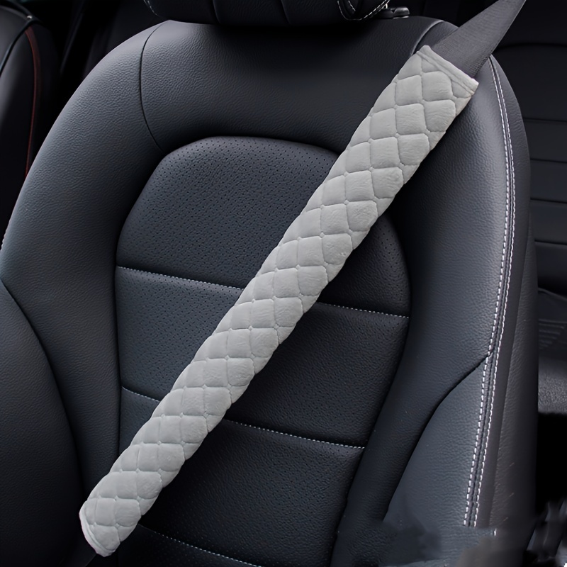 

Protégez vos épaules avec ce coussin en peluche douce pour ceinture de sécurité de voiture. Conçu pour être universel et résistant à l'usure, il est idéal pour les longs trajets en voiture.
