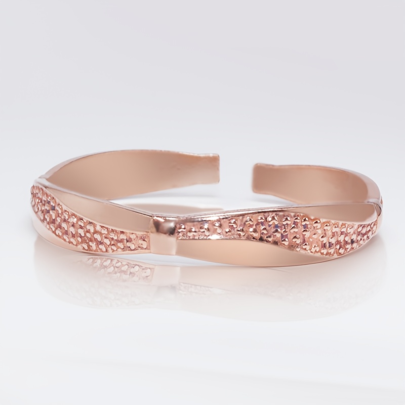 E-shop Ein lila Kupferarmband mit elegantem, gebogenem Design, geeignet für den täglichen Gebrauch und als Geschenk, passend zum Tragen mit