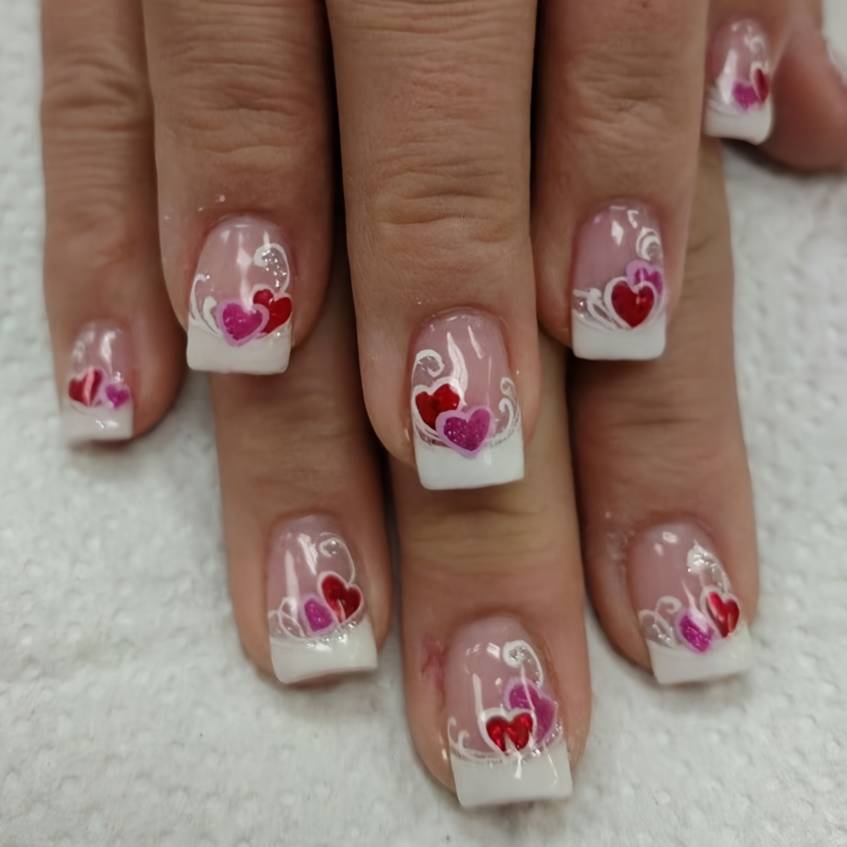 

A Set Of 24 Adhesive Nails Featuring Short Square Shapes, With Vintage European Silvery- And -pink Contrasting Hearts For Valentine's Day, Removable And Wearable.