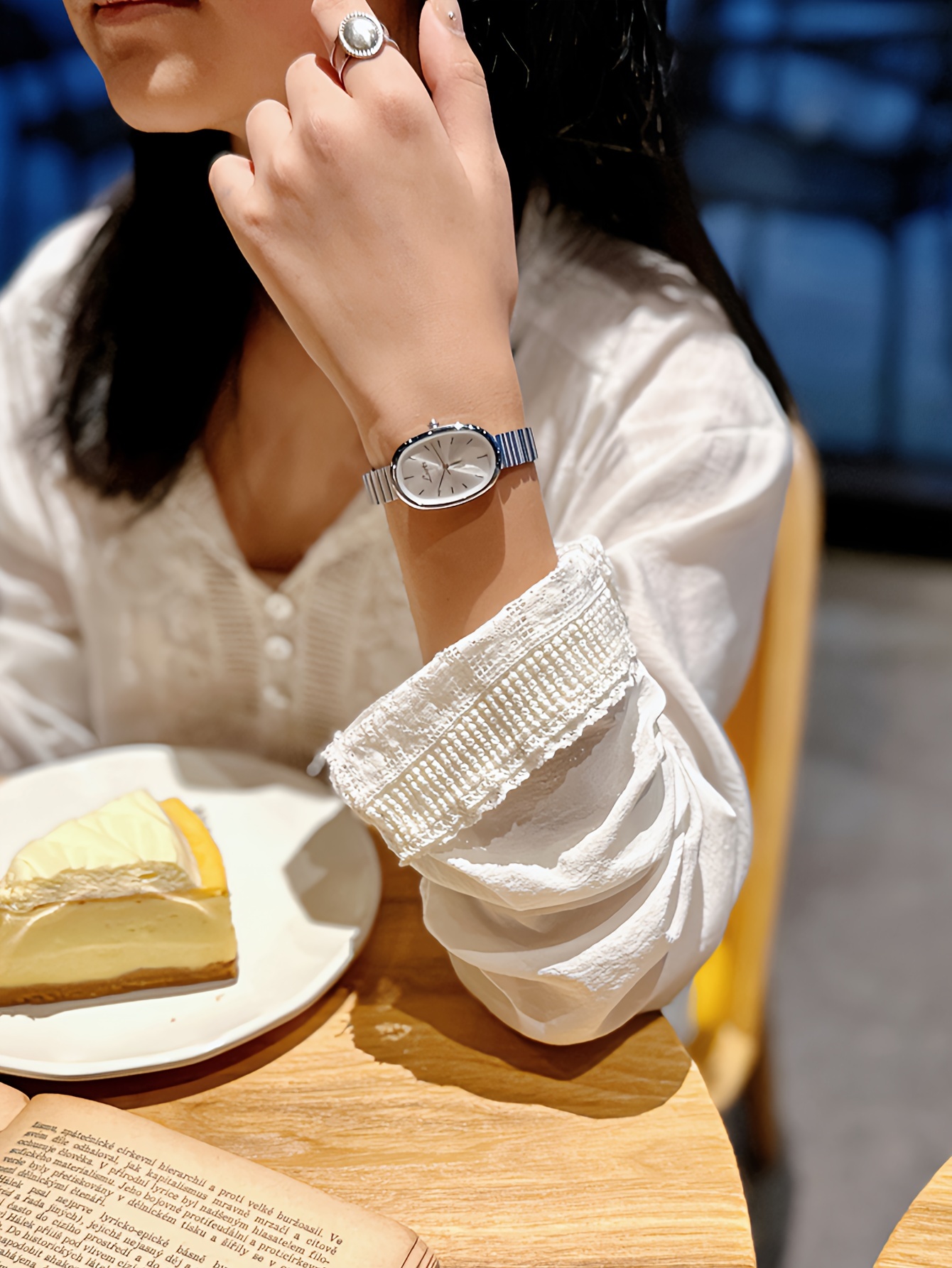 Vintage Golden-Tone Women's Quartz Watch - Chic Oval Stainless Steel Bracelet with Analog Display, Perfect for Daily Wear & Special Occasions like Valentine's, Easter, Mother's Day, Ramadan, and Eid - Simple, Luxurious Gift, Watch Accessories