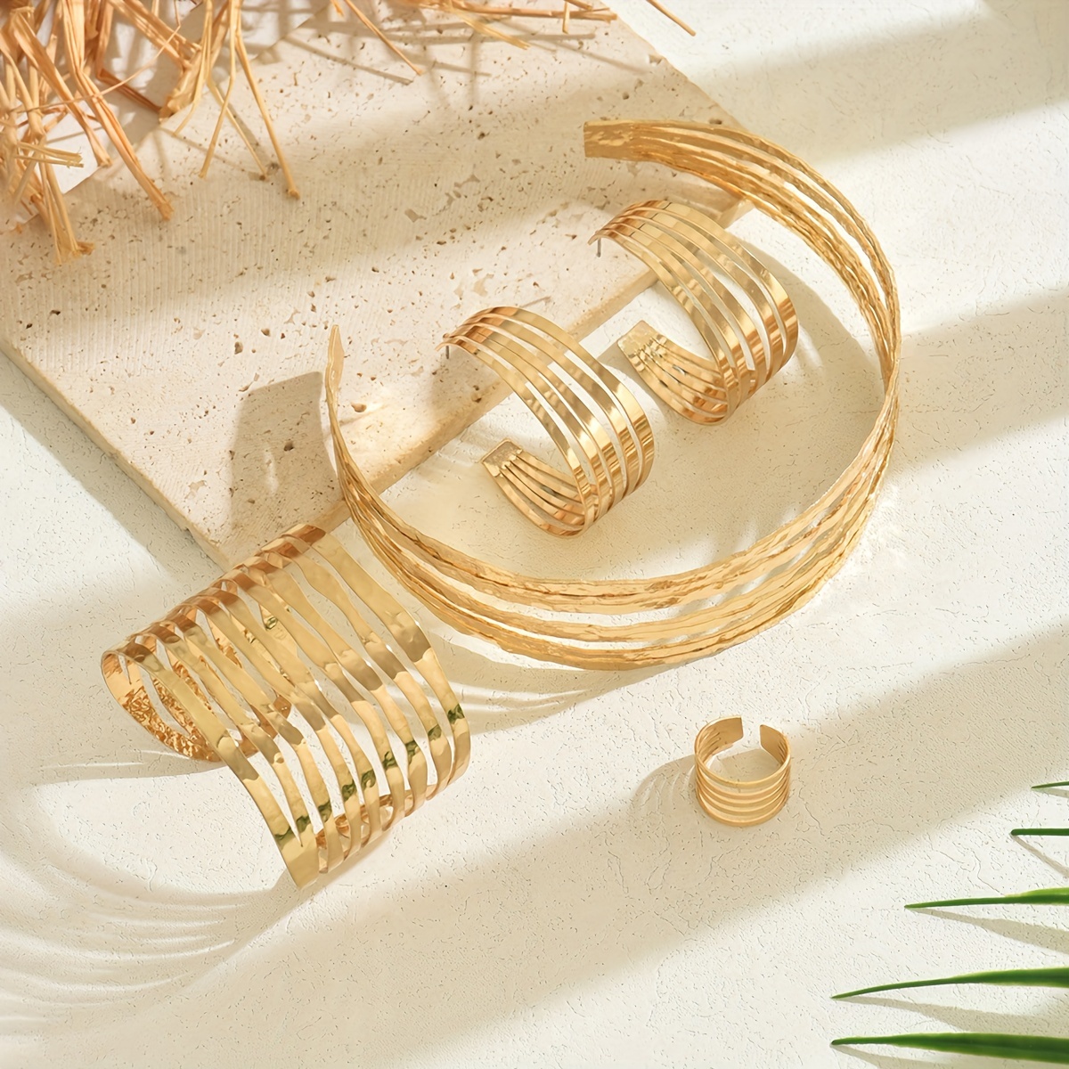 E-shop Ein 5-teiliges Set aus modischen kreativen mehrschichtigen, unregelmäßigen Linien mit gehämmerter Oberfläche: Halskette, Armband, Ring Ohrringe.