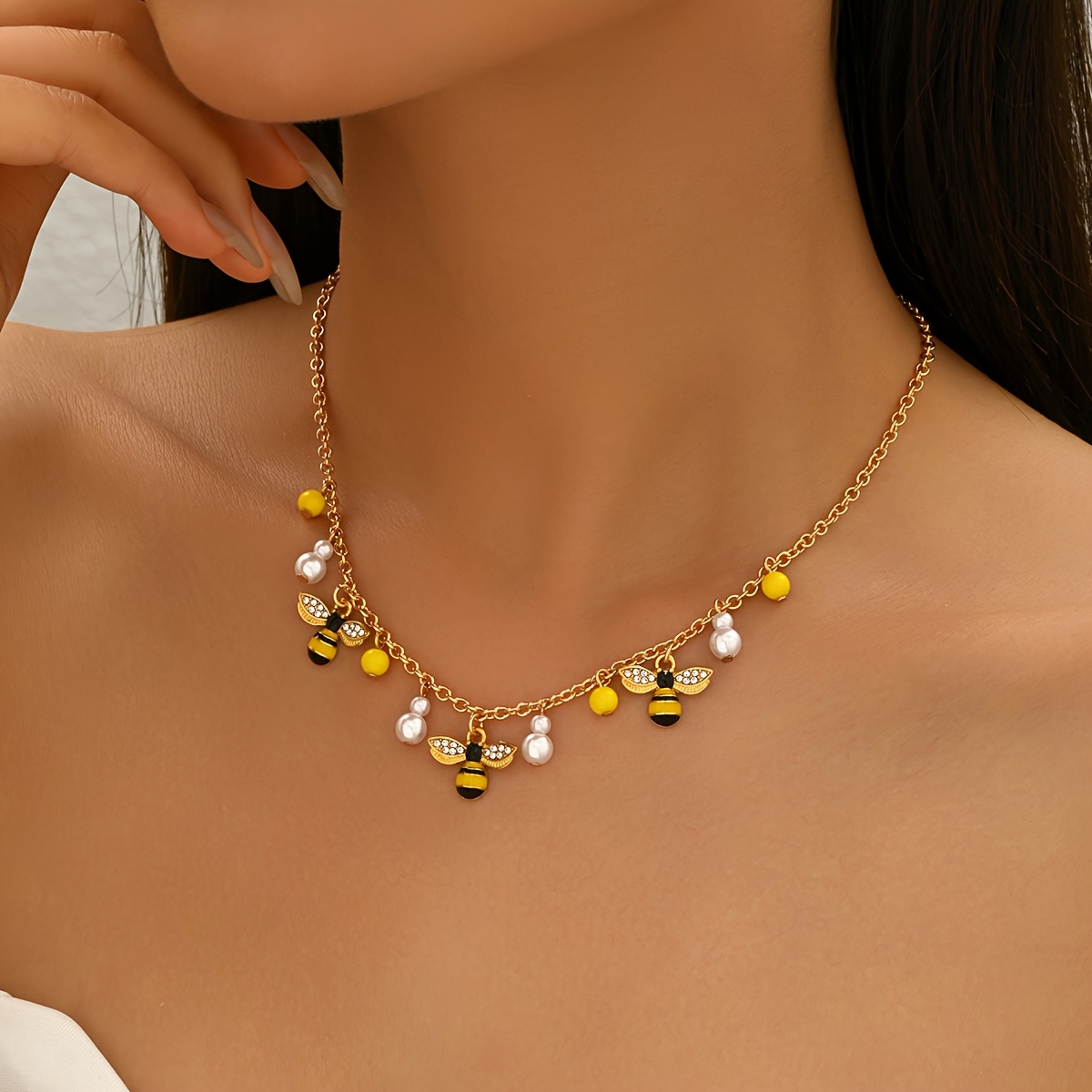 TEMU Un collier pour femmes avec un design de , de fausses perles et de strass. Il présente une technique de goutte d'huile délicate et un design de
