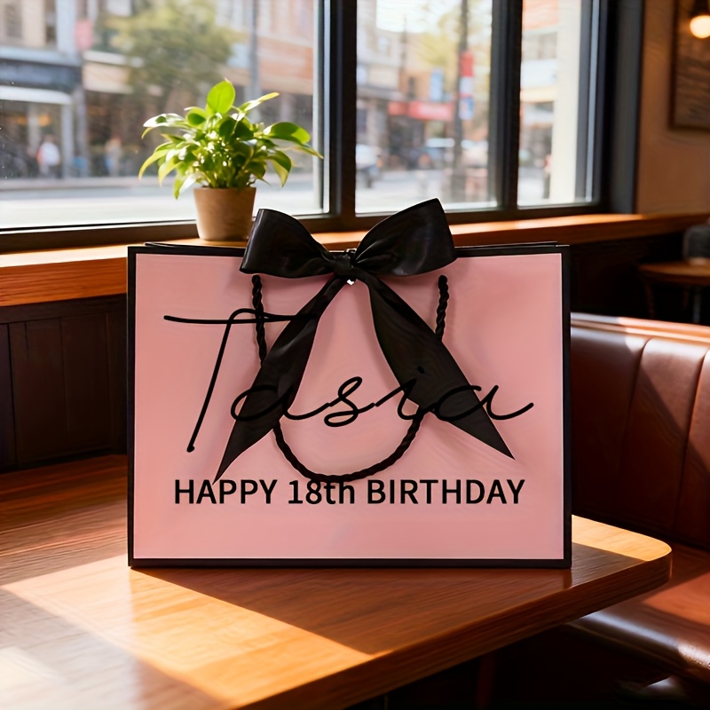 E-shop Lebendige bezaubernde rosa „Happy Birthday“ Geschenktüte aus Papier! Die schwarze Schleife aus Band ist super auffällig. Leicht faltbar, sie ist