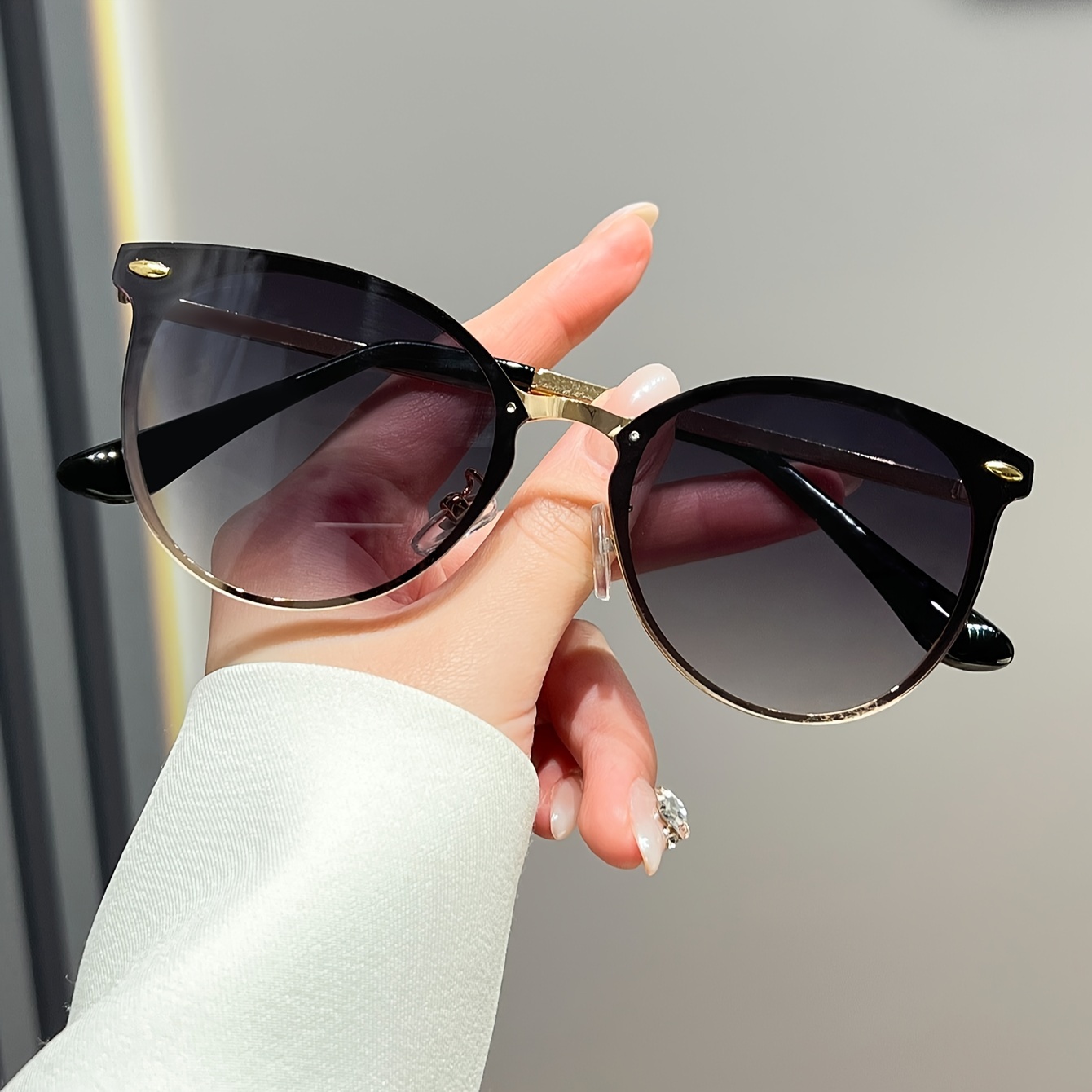 

Fashion Rivet Ladies Glasses Light Luxury Style Metal Frame Outdoor Decorative Glasses