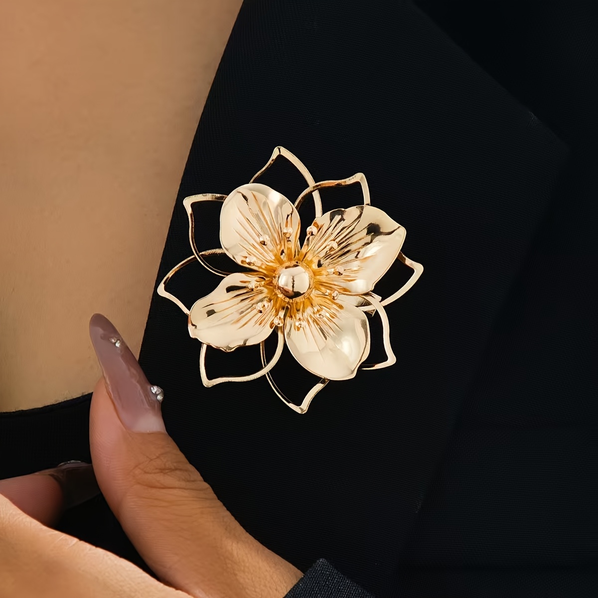TEMU Un broche para mujer con un diseño elegante y moderno. Esta pieza de lujo con huecos es para que la use en banquetes, fiestas de negocios.