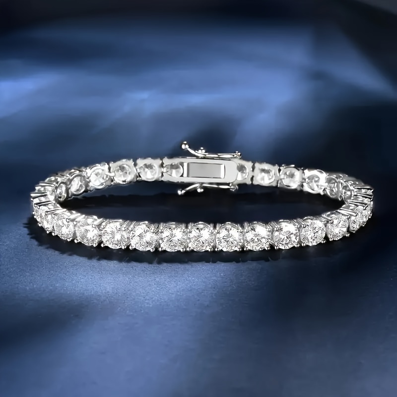 

An Exquisite And Dazzling Women's Tennis Bracelet Decorated With Bright Stones, A Daily Wear And Fashion Accessory