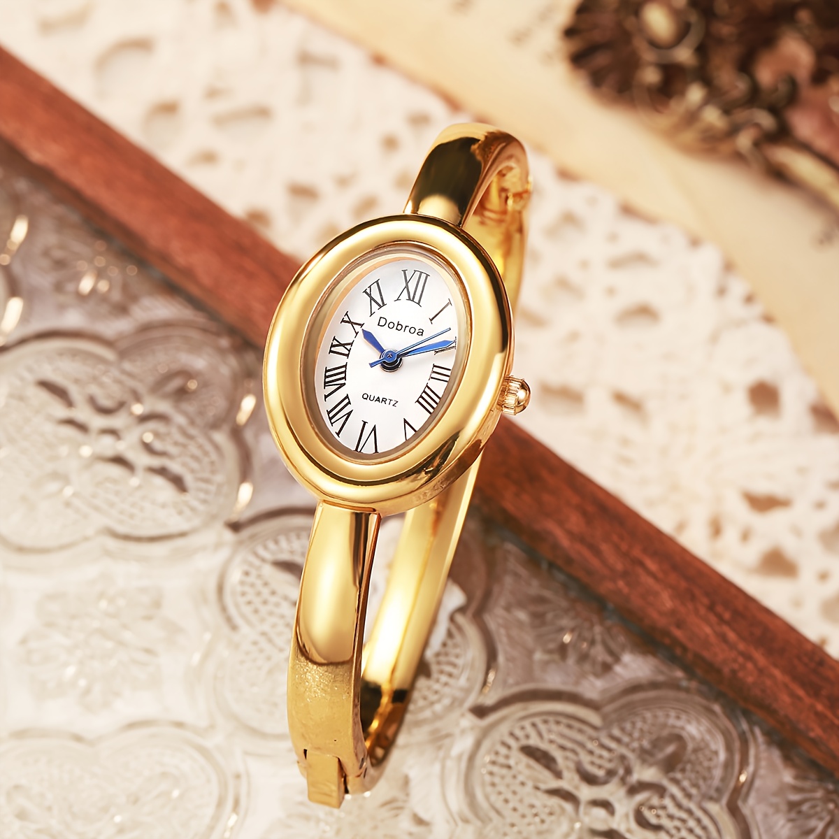 New Women'S Watch in Rose Golden, Featuring a Trendy, Luxurious Feel with a Classic, Unique Oval Bracelet Design