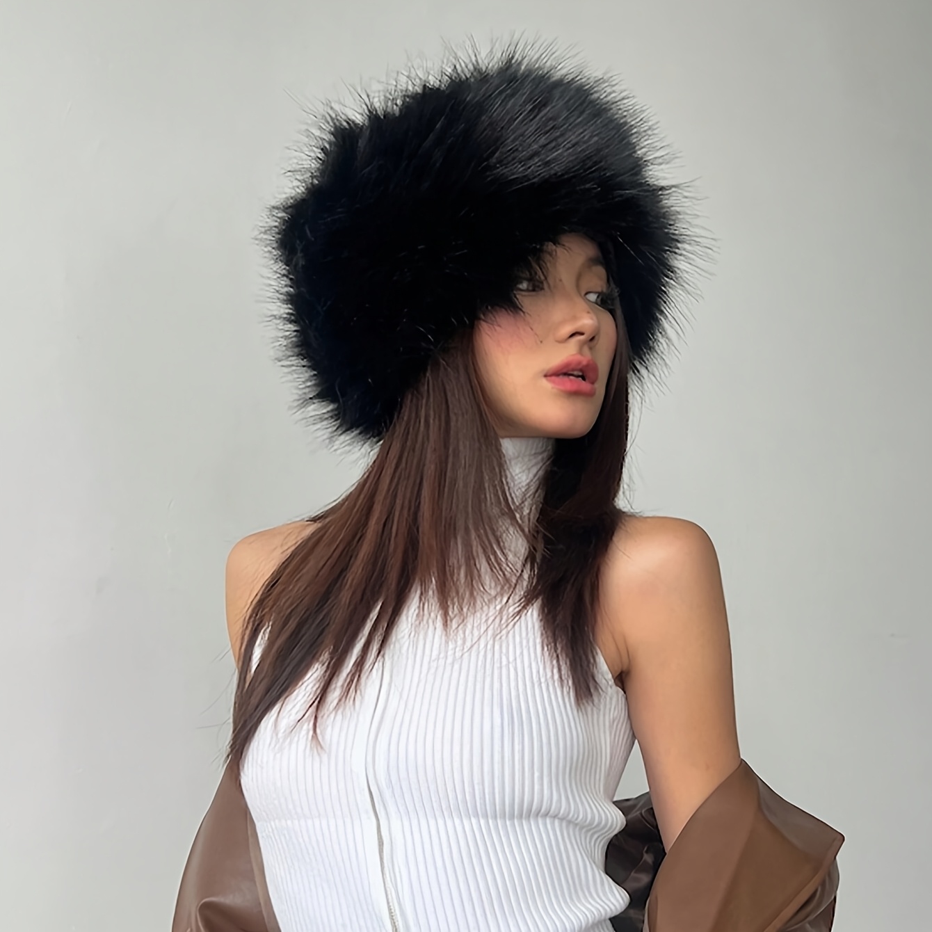 

1pc Bonnet de baseball en fausse fourrure noire épaisse et chaude pour femmes avec embellissement en plumes, coupe élastique, polyester respirant 100%, chapeau à visière en pour et l'hiver