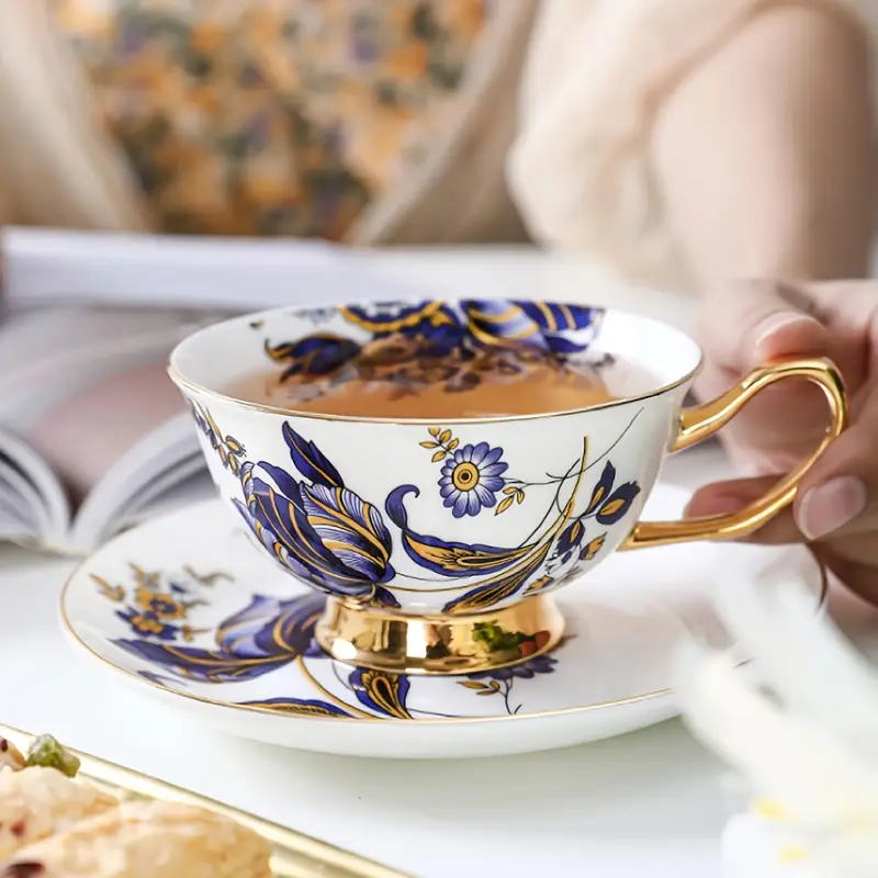 Tasse à café en porcelaine fine - Chineries Fleuries Tasse à café en porcelaine fine - Chineries Fleuries