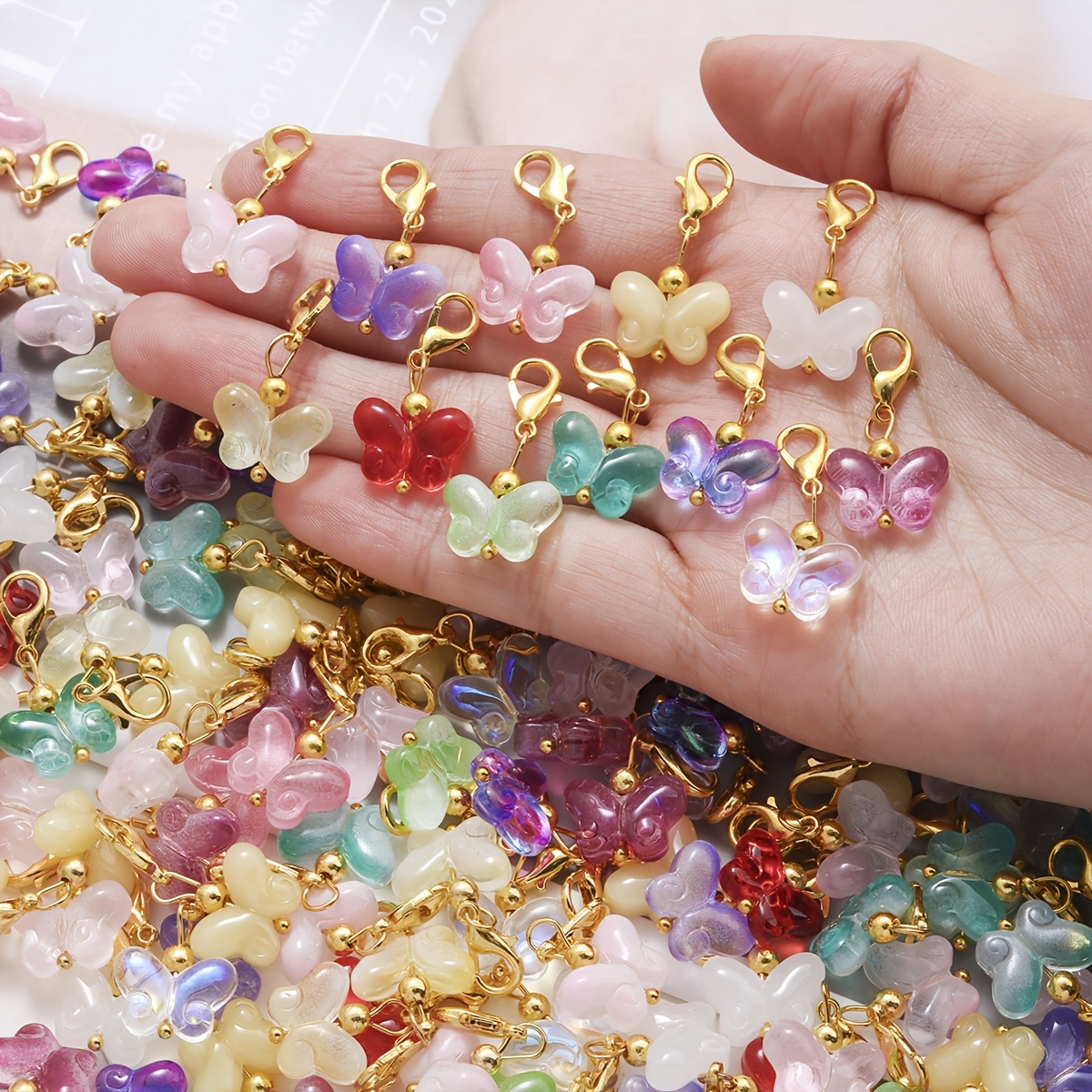 E-shop 20 Stück goldene Schmetterlings-Anhänger aus Glaslegierung mit Karabinerverschlüssen, geeignet für Bastelarbeiten, DIY-Schlüsselanhänger