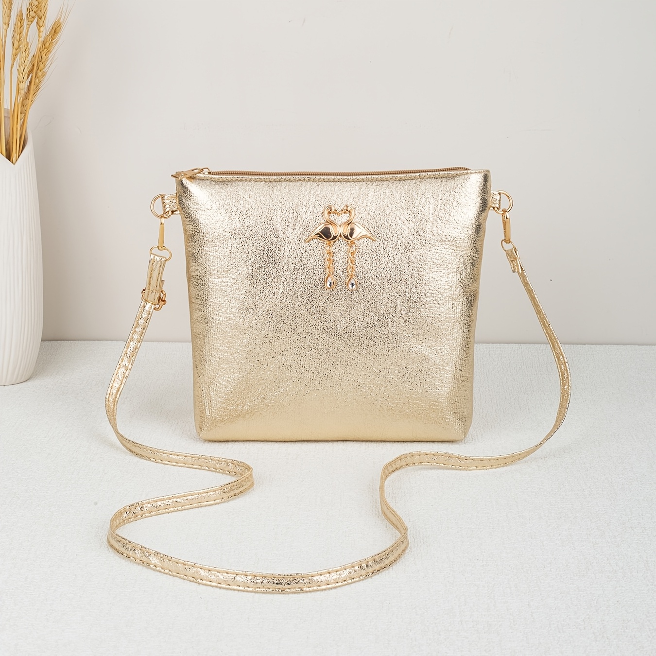 E-shop Neuer Stil Damen Schultertasche mit Luxus-Charakter, erhältlich in Gold Silber, Uni-Farben Eimer-Tasche mit süßem Anhänger-Hardware, Großes