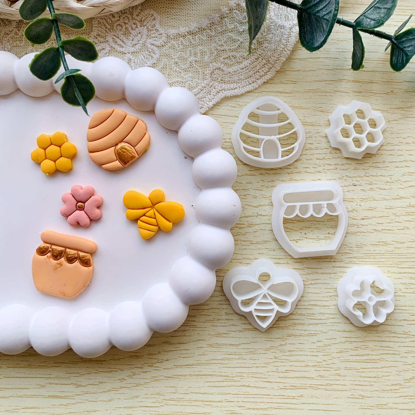 

5pcs Bee Honey Flower Shape Clay Polymer Clay Cutters Set, Jewelry Pendant Diy Handmade Tools, Clay Earrings Diy Cutting Resin Molds