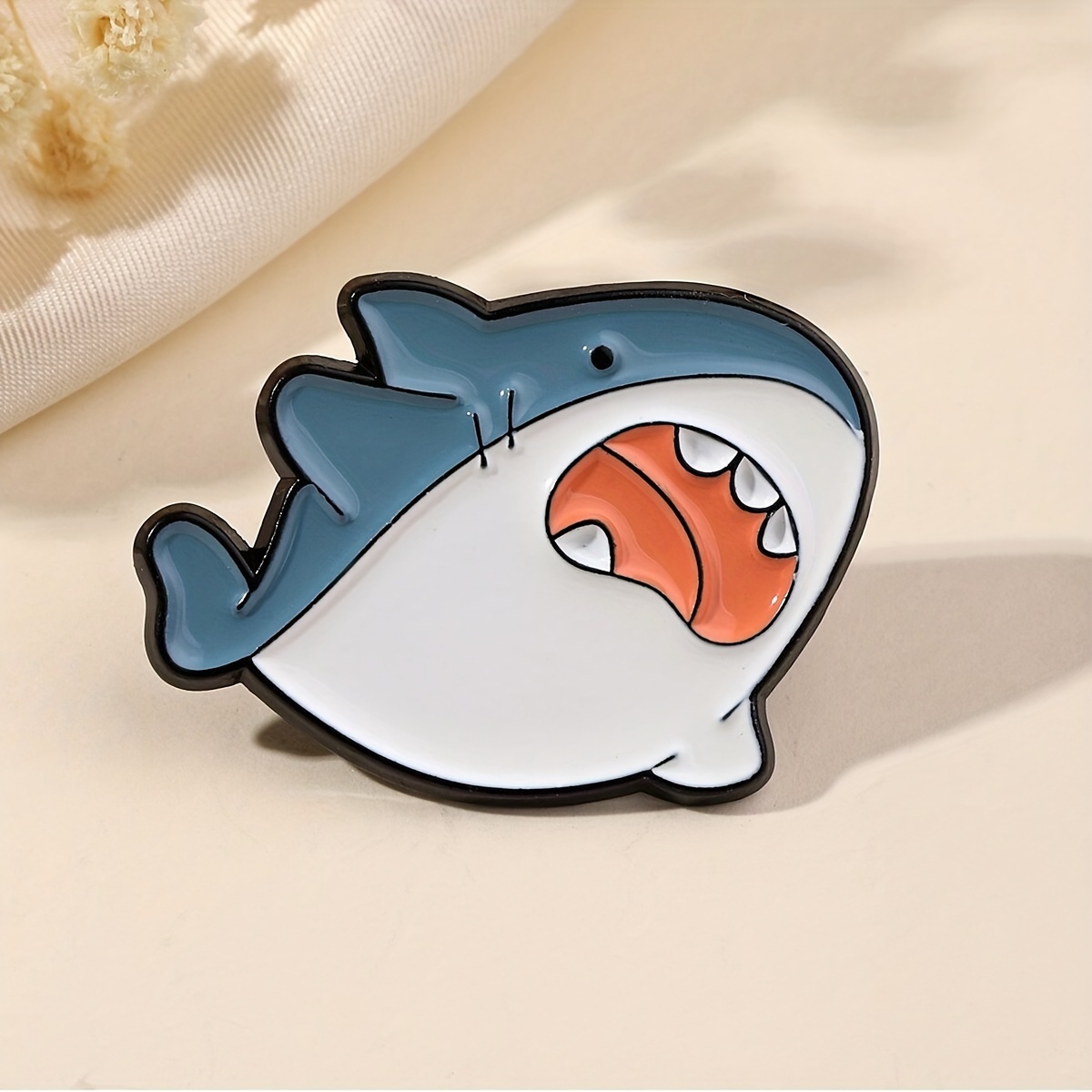 

Cute Shark Shaped Enamel Pin, Unisex Accessory, Versatile Metal Badge Decoration, Ocean-themed Fashion Jewelry