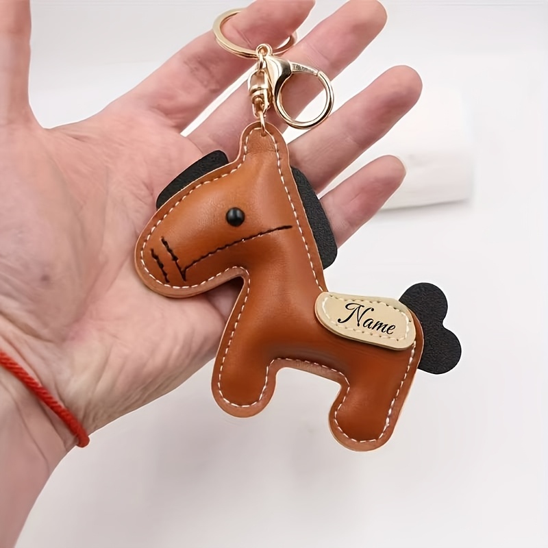 TEMU 【名入れ可能】オーナメント 馬 キーホルダー - の吊り下げリング付き フェイクレザー 馬 バッグ、ハンドバッグの装飾、女性へのギフト、誕生日/クリスマスに最適 | 馬のペンダント | カスタムテキスト彫刻、名前、記念日、数字彫刻