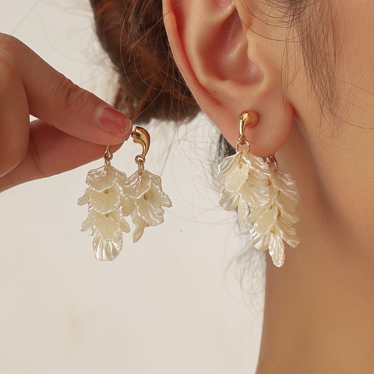 Image of Elegant Shell Flower Tassel Earrings With A Southern European Style, Perfect For A High-end Beach Vacation