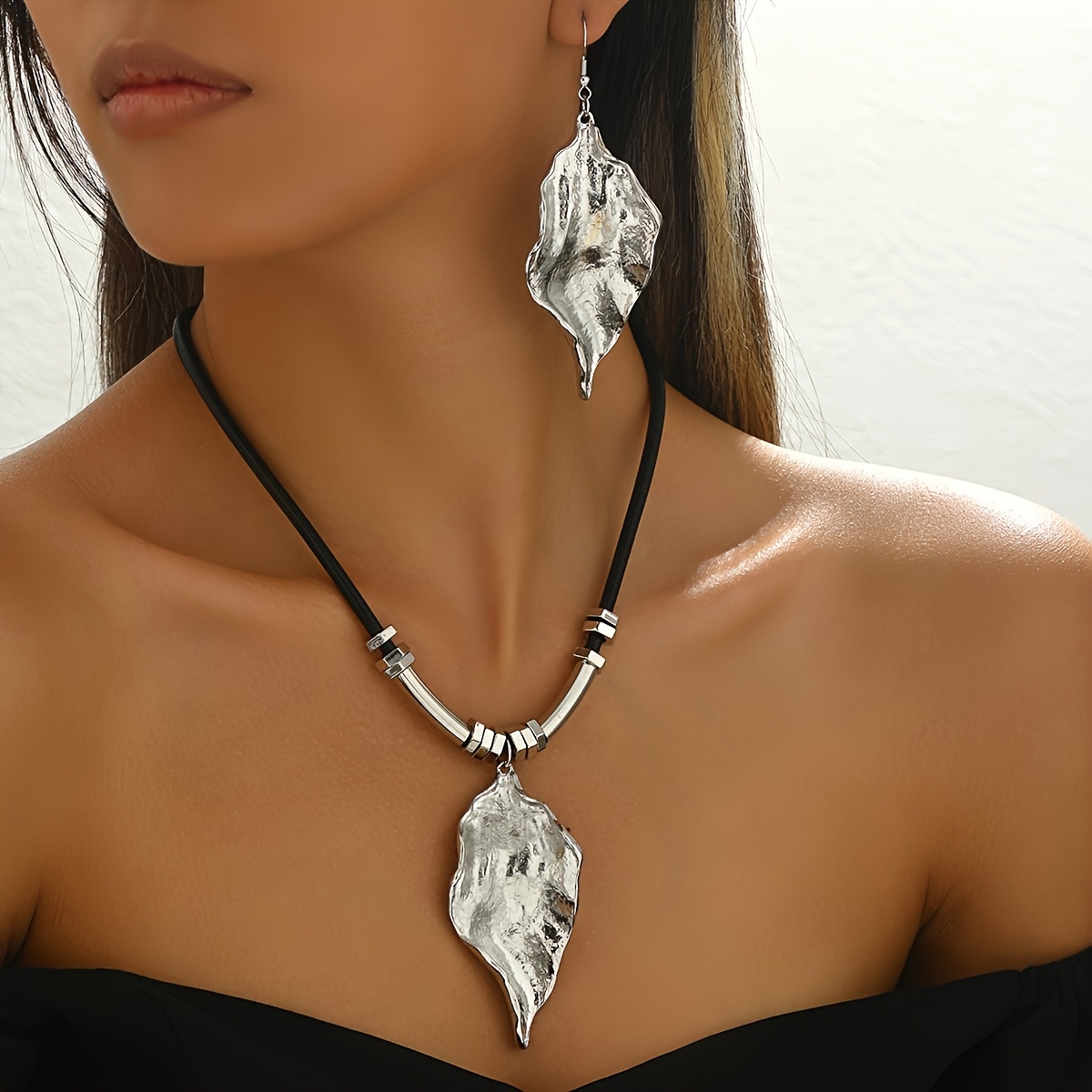A 2pcs Set Featuring A Silvery Bohemian- With Irregular Surface Texture, Light-sensitive Leaf-shaped Long Bead Pendant, And Black Wax Cord Necklace And Earrings
