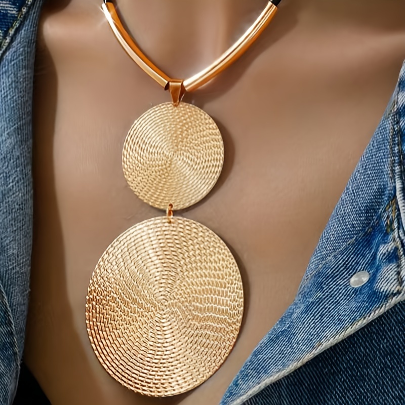 

1 Strand Exaggerate Round Piece Pendant Necklace Summer Vacation Style Fashion Personality Temperament Metal Texture Neck Clavicle Chain Party Beach Travel Jewelry Gift For Friends