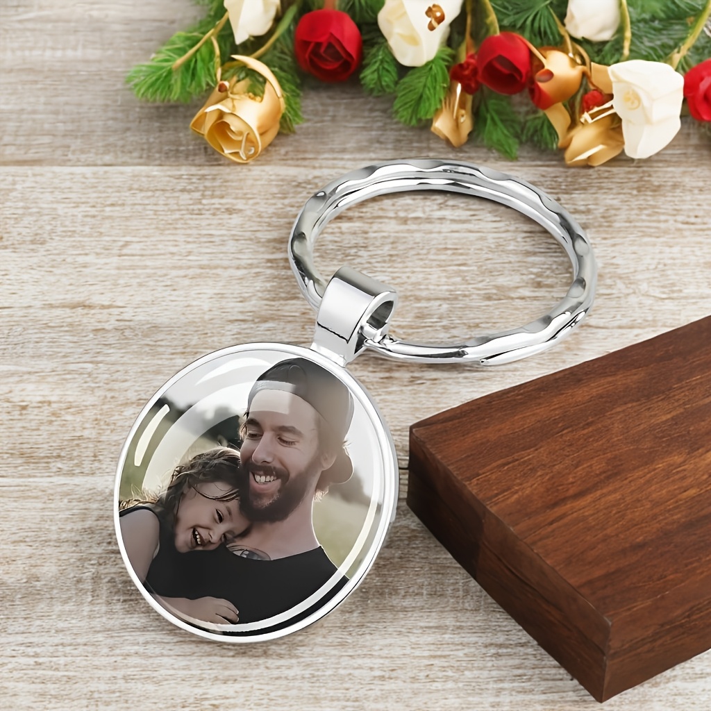 

Porte-clés Photo Gravé Personnalisé - Pendentif Rond en Acier Inoxydable avec Base en Bois, Idéal pour Femmes, Cadeau de Diplôme & Souvenir pour Amis, Couples et Animaux de Compagnie - Pack