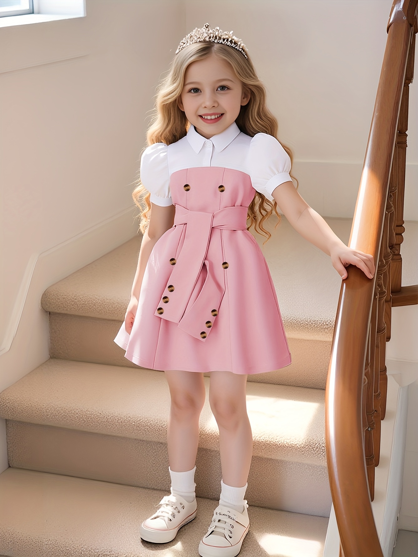 Elegante vestido para niñas en blanco y negro con bloques de color, que presenta mangas abullonadas y un frente abotonado, cintura ceñida y falda acampanada, adecuado para fiestas, bodas y salidas casuales a la playa. Diseño de cuello clásico con tela sin elasticidad. - Imagen 3