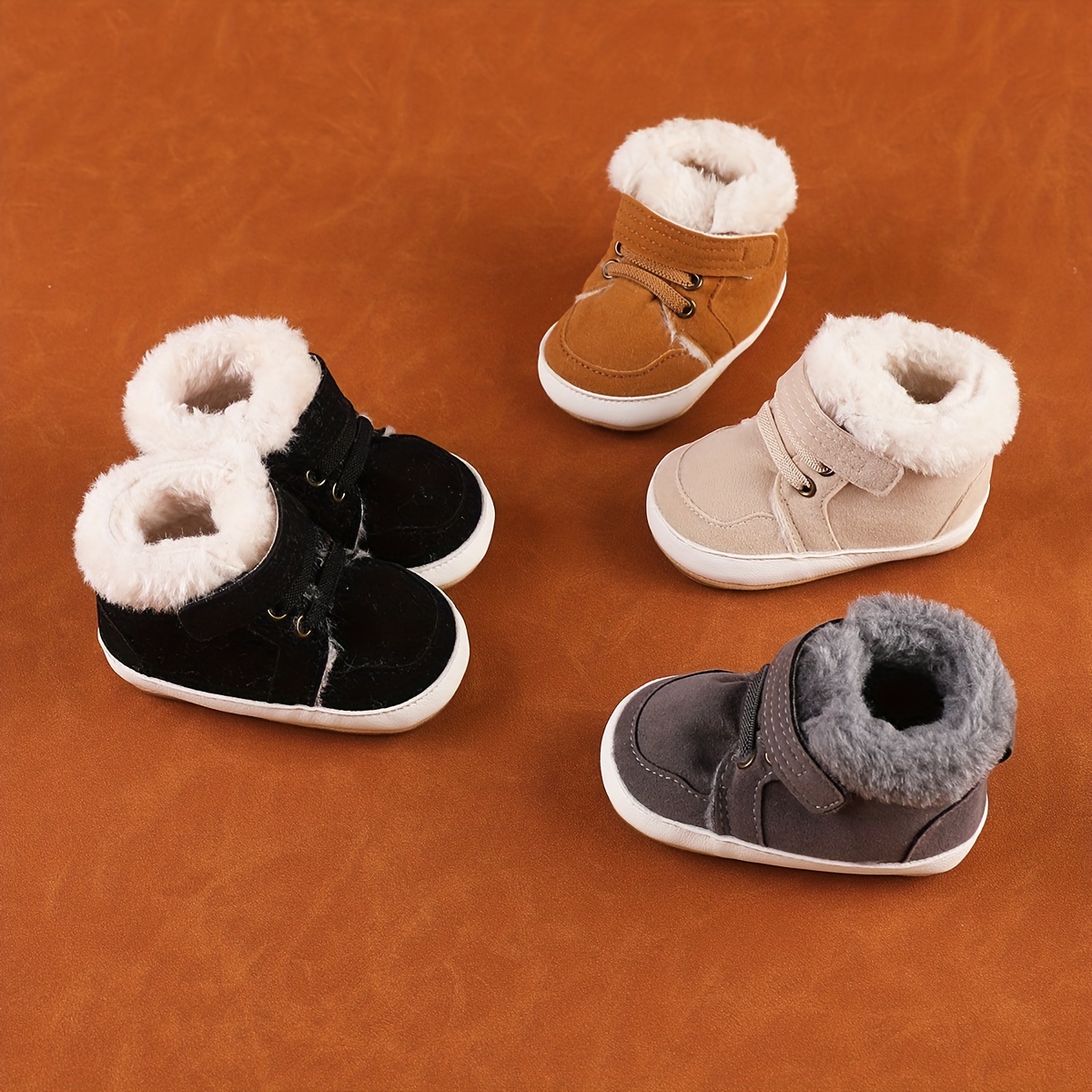 Een paar dikke, met fleece gevoerde laarzen voor jongens en meisjes