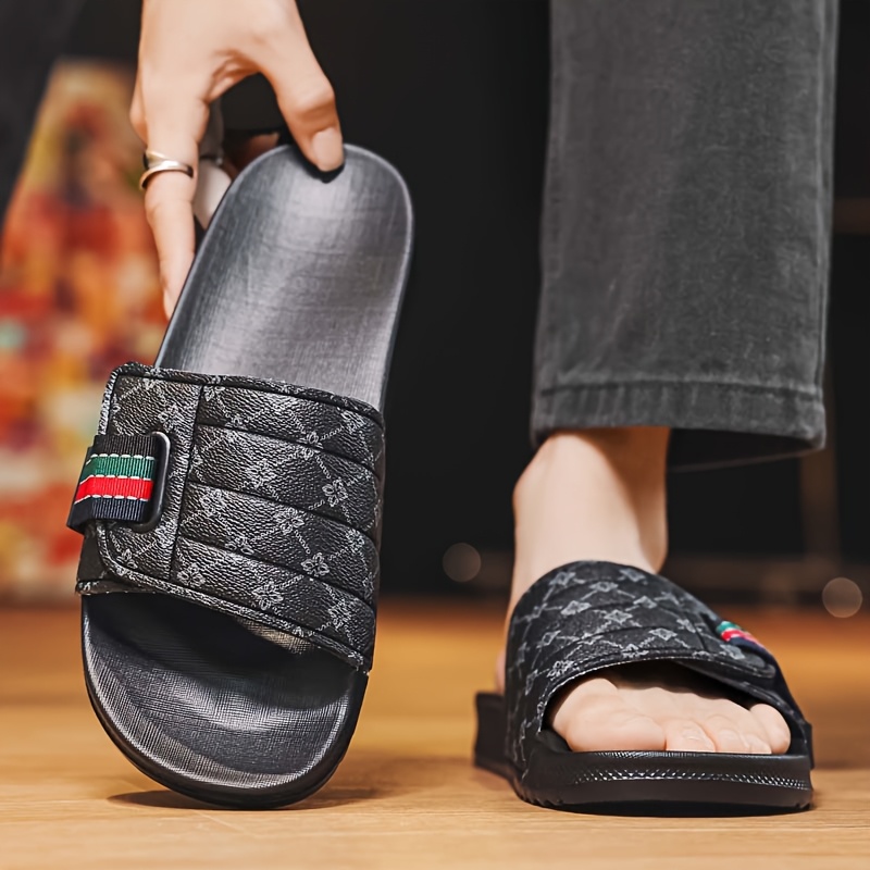 Sandales de Luxe à Enfiler Homme Sandales Unisexes de Luxe à Enfiler - Semelle Épaissie en EVA et Tissu PU Doux à Rayures, Chaussures Universelles Intérieures et Extérieures pour Toutes les Saisons, Chaussures de Fête Décontractées et Confortables (Noir/Blanc) - Style Neutre, Chaussures pour Femmes