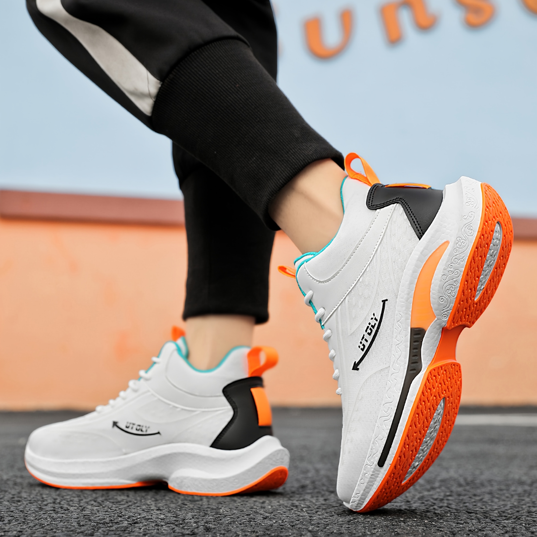 Tenis de basquetbol para hombres, con cuello alto, fabrica transpirable, suela de PVC antideslizante, diseño con cordones para uso casual y atlético, color negro con acentos amarillos, cómodos para todas las temporadas
