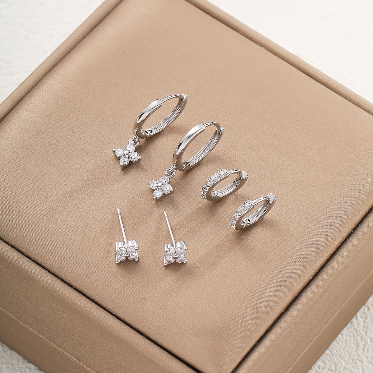 E-shop 6er-Set modische Creolen für Damen, stilvolle, schlichte, elegante luxuriöse blütenförmige Ohrmanschetten aus Kupfer mit synthetischem Zirkonia.