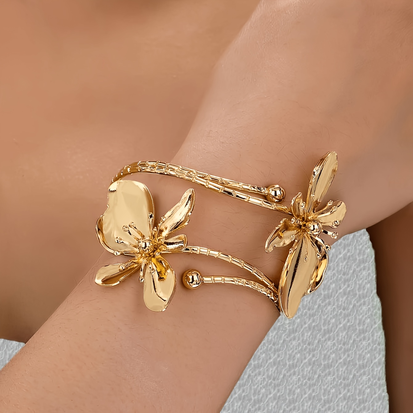 Women's Twin Flower Open Bangle, Light Luxury Hand Jewelry